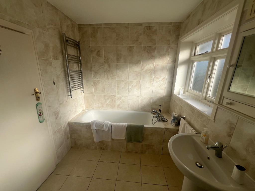 Lot: 83 - DETACHED HOUSE FOR IMPROVEMENT - bathroom